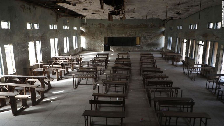 武装集団による襲撃を受けた学校の空っぽの教室/Kola Sulaimon/AFP/Getty Images