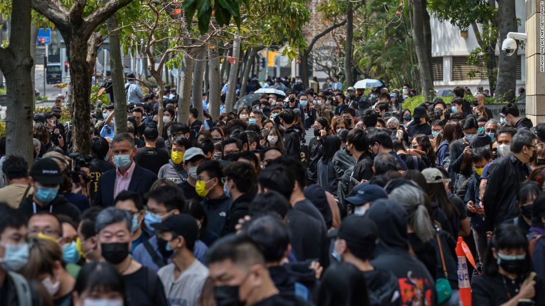 西九竜地区にある裁判所の前に集まった支援者=1日、香港/Anthony Wallace/AFP/Getty Images