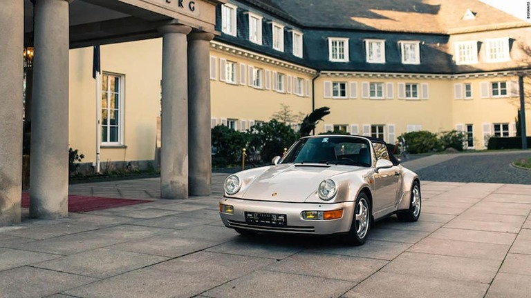 ディエゴ・マラドーナさんが所有していたポルシェ９１１がオークションに出品される/Bonhams