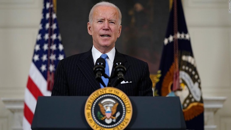 新型コロナについて話すバイデン米大統領＝２日、米ワシントン・ホワイトハウス/Evan Vucci/AP
