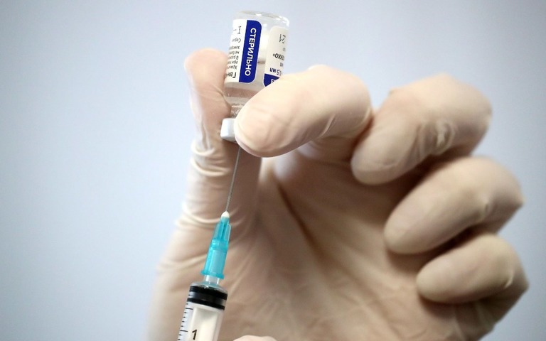 モスクワで看護師により注射器に充填されるロシアの国産ワクチン「スプートニクＶ」/Sergei Savostyanov/TASS/Getty Images