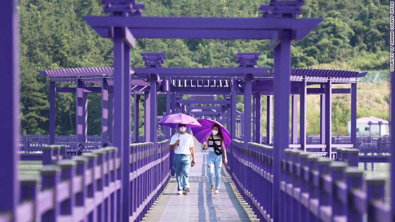 多くの観光客はフェリーで島を訪れ、紫色の橋を渡って市内に入る/Courtesy of Shinan County Office