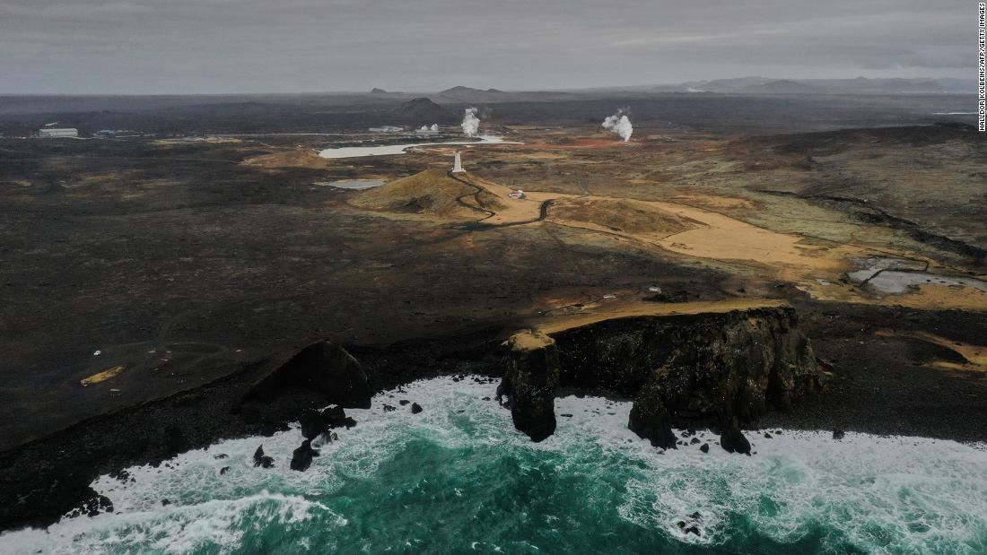 レイキャネス半島にある灯台と地熱発電所を空撮=2月28日/Halldor Kolbeins/AFP/Getty Images