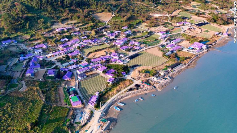 各地を紫色に染め上げたバンウォル島は、インスタ映えする島として人気を集めている/Courtesy of Shinan County Office