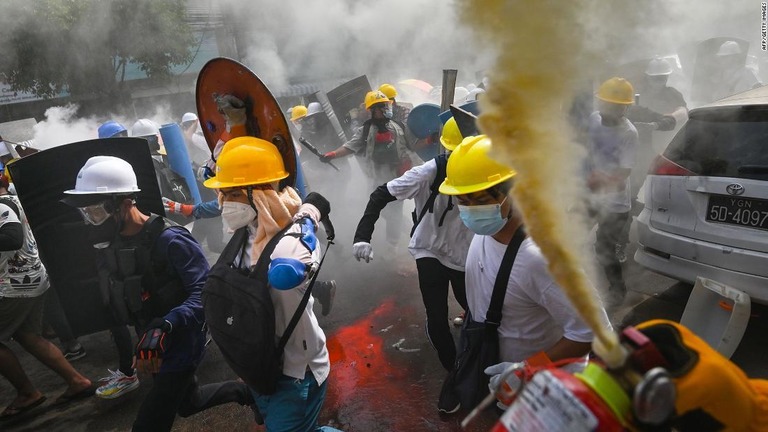 消火器や盾を使って抗議するデモ隊＝３日、ミャンマー・ヤンゴン/AFP/Getty Images