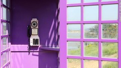 人気の撮影場所の紫色の公衆電話