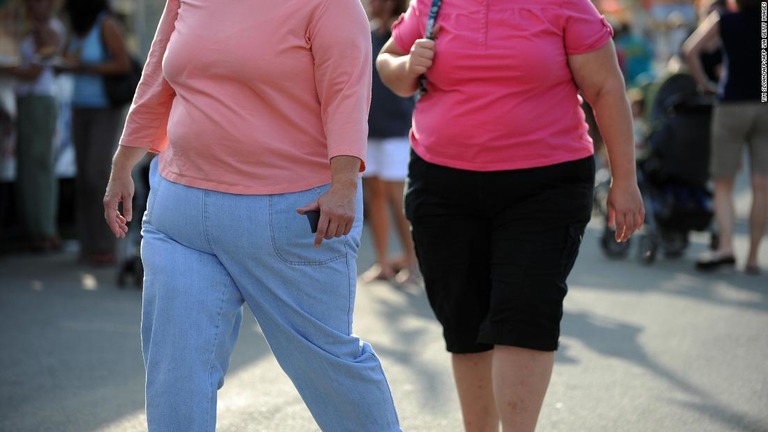 肥満の人が過半数を占める国では新型コロナの死亡率が１０倍になるとの研究結果が出た/TIM SLOAN/AFP/AFP via Getty Images