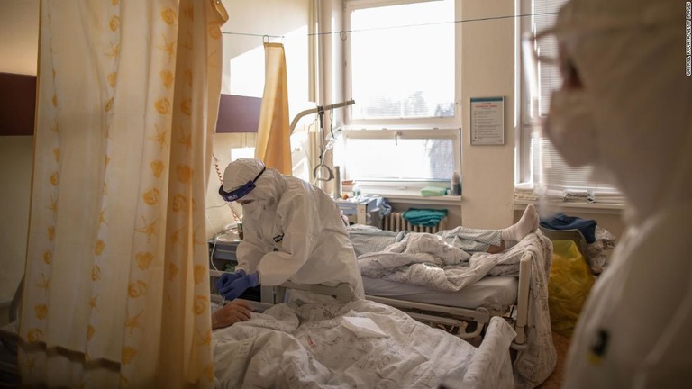 チェコ北東部カルビナの病院で新型コロナ患者の対応にあたる医療関係者＝１月１１日/Gabriel Kuchta/Getty Images