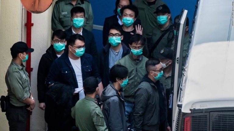 護送車に乗せられる被告ら＝４日/Vernon Yuen/AFP/Getty Images