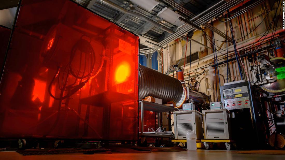 熱真空チャンバーでは実験室にいながらにして、宇宙のような環境でＰＲＡＭの試験を行うことができる＝２０１９年１０月９日/Jonathan Steffen/U.S. Navy
