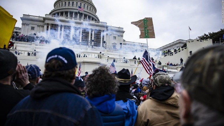米連邦議事堂が暴徒に襲撃される様子＝１月６日/Samuel Corum/Getty Images