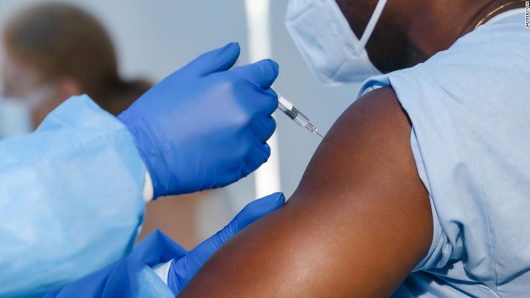 米国では夏までにワクチン接種のみでの集団免疫を達成する可能性があるという/Shutterstock