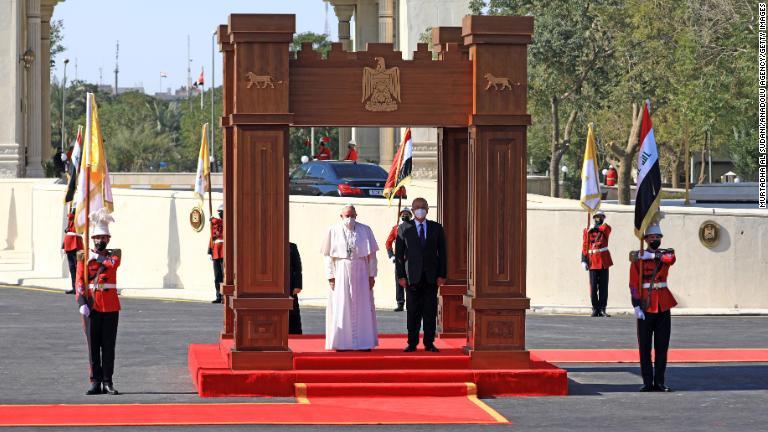 イラクのサレハ大統領と歓迎式典に臨む/Murtadha Al Sudani/Anadolu Agency/Getty Images
