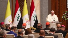 バグダッドの大統領府でスピーチするフランシスコ教皇