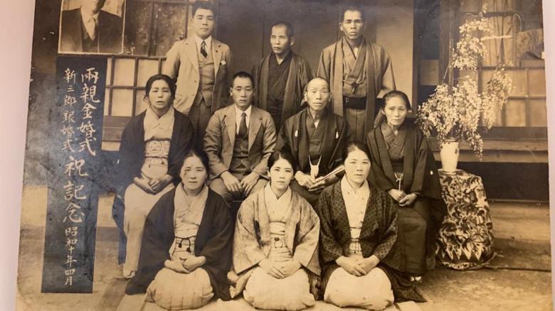 前列中央の女性が田中さん。１９３５年に撮影された３２歳の時の写真だ