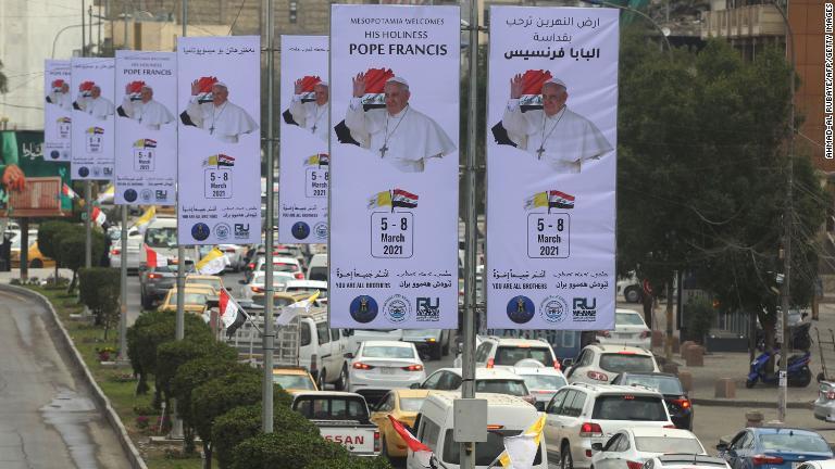 バグダッド市内もフランシスコ教皇の歓迎ムードで彩られる/Ahmad-al Rubaye/AFP/Getty Images