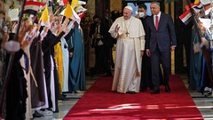 ローマ・カトリック教会のフランシスコ教皇がイラク・バグダッドの国際空港に到着。カディミ首相らの歓迎を受ける