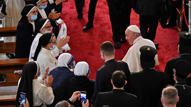 フランシスコ教皇を出迎える修道女ら/Vincenzo Pinto/AFP/Getty Images