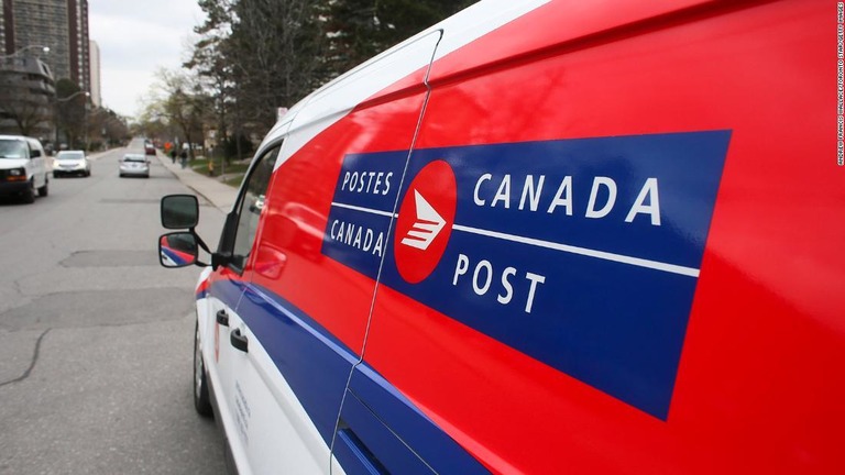 カナダ郵便公社は無料のはがきを配布し人々が「つながり」を維持することを応援/Andrew Francis Wallace/Toronto Star/Getty Images