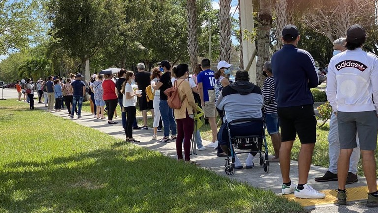 新型コロナウイルスのワクチン接種会場で列を作る人々＝米フロリダ州フロリダシティー/Denise Royal/CNN