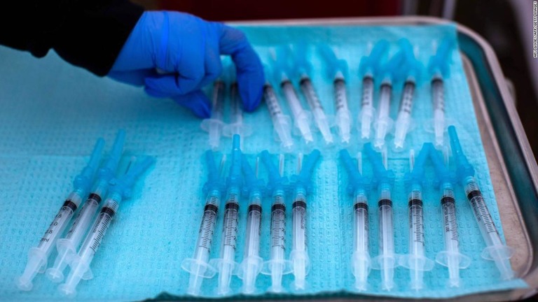 接種の準備が行われるワクチン＝２月１６日、米カリフォルニア州ロサンゼルス/Apu Gomes/AFP/Getty Images