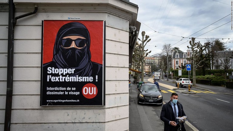 ブルカ禁止を呼び掛けるポスター＝２月４日、スイス・ローザンヌ/Fabrice Coffrini/AFP/Getty Images