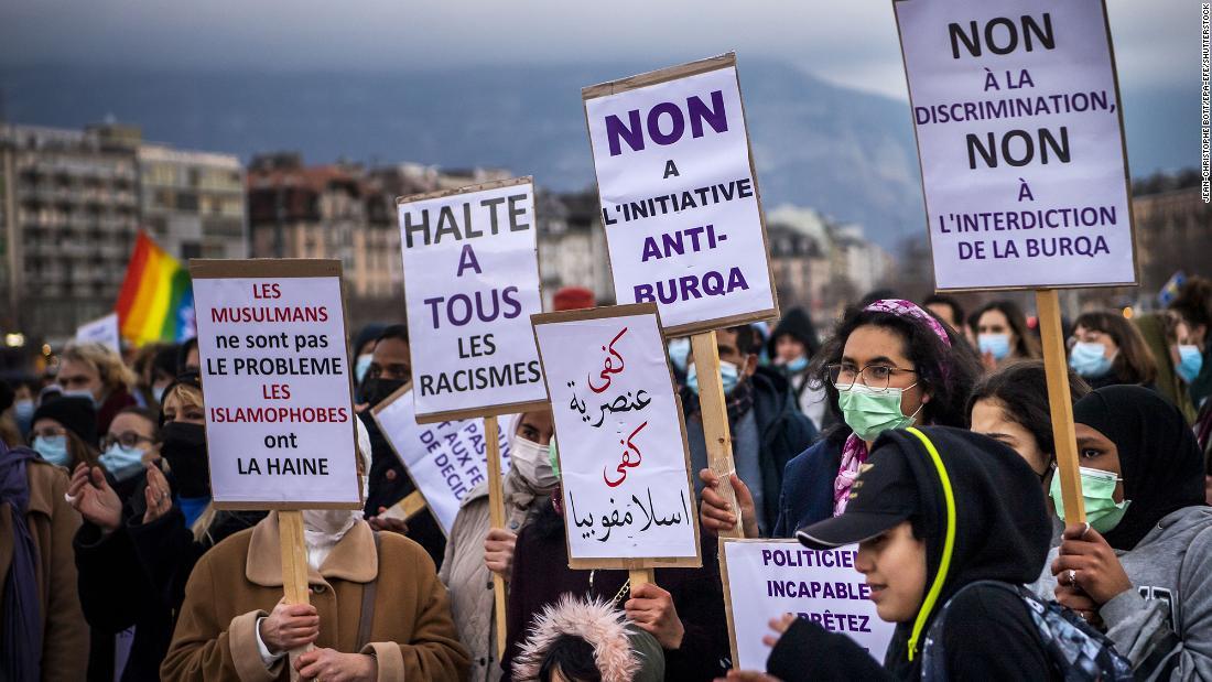 ブルカ禁止の動きに反対する人々＝３月５日、スイス・ジュネーブ/Jean-Christophe Bott/EPA-EFE/Shutterstock