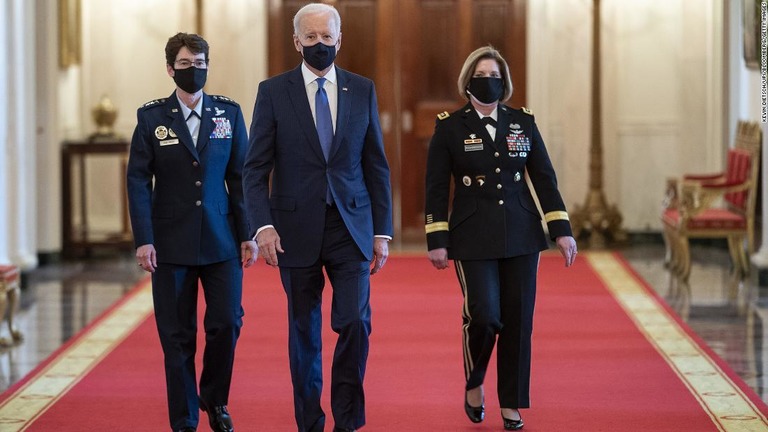 統合軍司令官に指名したジャクリン・バンオボスト大将（左）とローラ・リチャードソン中将（右）と歩くバイデン大統領＝８日/Kevin Dietsch/UPI/Bloomberg/Getty Images