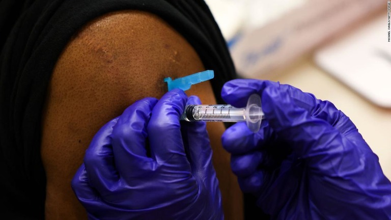 ＣＤＣが新型コロナワクチンを接種済みの人に関する新指針を発表した/Michael Ciaglo/Getty Images