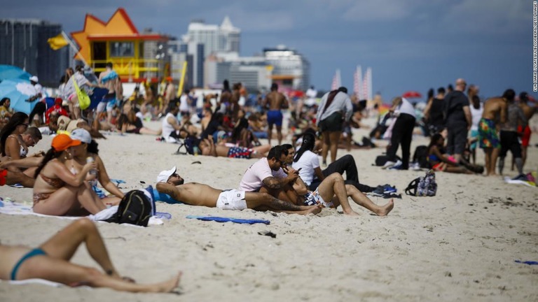 マイアミのビーチに集まった人々＝5日、フロリダ州/Eva Marie Uzcategui/Bloomberg/Getty Images