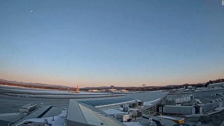 米バーモント州バーリントンの空港のカメラがとらえた火球が写真左上に見える＝７日/WCAX