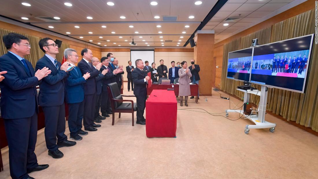 中国国家宇宙局の職員ら=3月9日/China National Space Administration