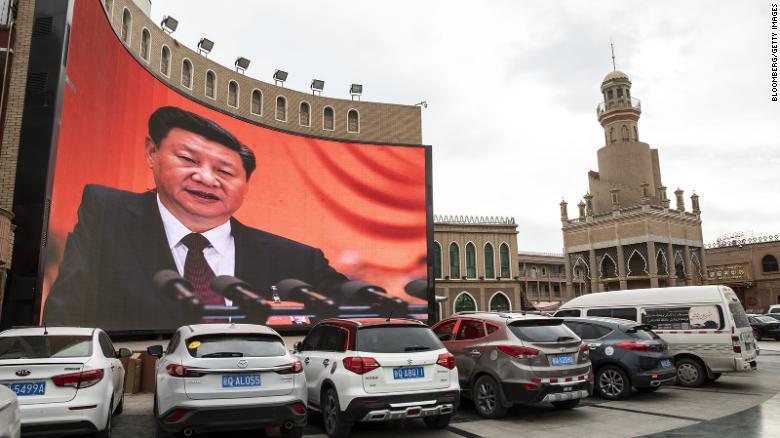 新疆ウイグル自治区のカシュガルで大型スクリーンに映し出された習近平国家主席の映像（２０１８年１１月８日撮影）/Bloomberg/Getty Images