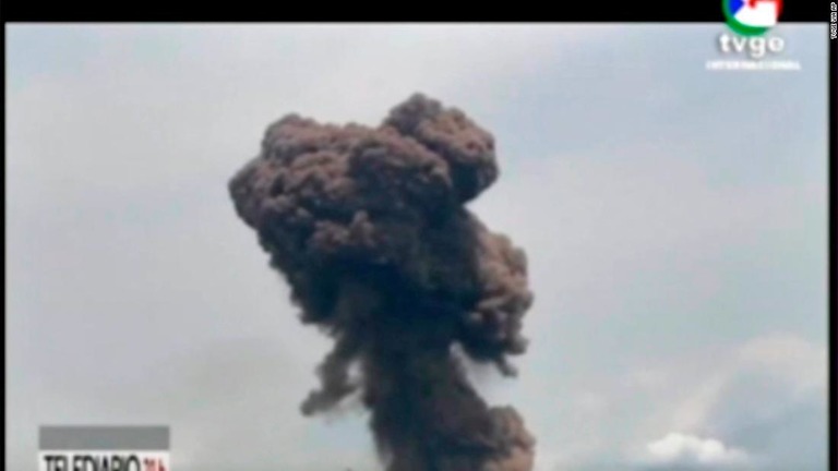 テレビ局ＴＶＧＥの画像。バタの軍基地の爆発現場から立ち上る煙が写っている/TVGE via AP