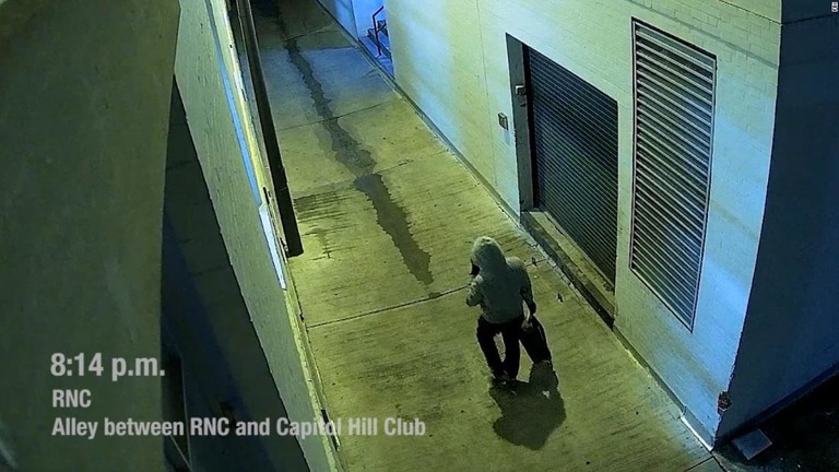 ＦＢＩは共和党と民主党の本部周辺にパイプ爆弾を仕掛けた人物の映像を公開した/FBI