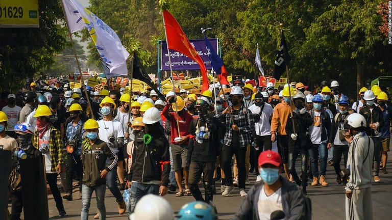 アウンサンスーチー氏の解放を求めるミャンマーの人々＝９日、ミャンマー・バゴー/KP/Penta Press/Shutterstock