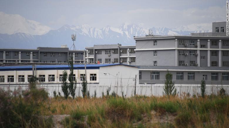 新疆ウイグル自治区にある再教育施設とされる建物。収容者のほとんどがイスラム系の少数民族だ（２０１９年６月４日撮影）/Greg Baker/AFP/Getty Images