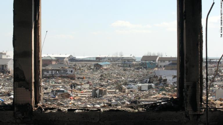 宮城県石巻市立門脇小学校から見た、津波が去った後の風景/The Asahi Shimbun/Getty Images