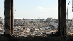 宮城県石巻市立門脇小学校から見た、津波が去った後の風景