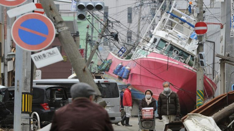 津波で石巻市の街路に押し上げられた船舶。２０１１年３月撮影/Kyodo News/Getty Images