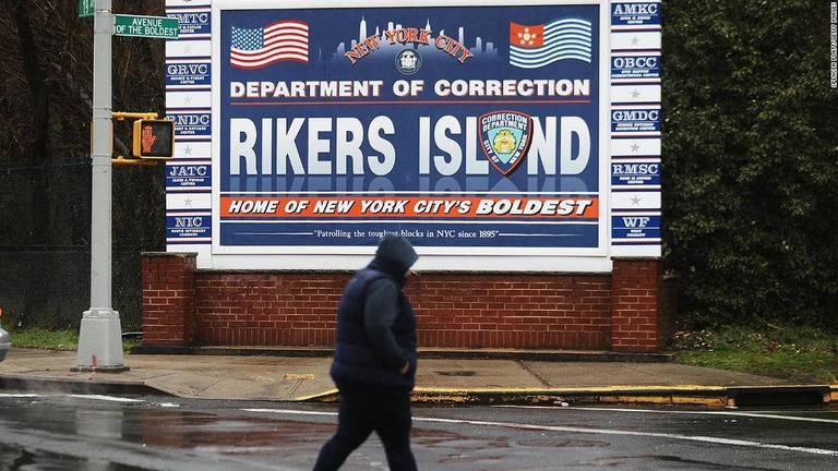米ニューヨーク市ライカーズ島の入り口/Spencer Platt/Getty Images