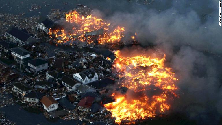 津波は火災も引き起こした。震災当時の宮城県名取市/STR/AFP/Getty Images