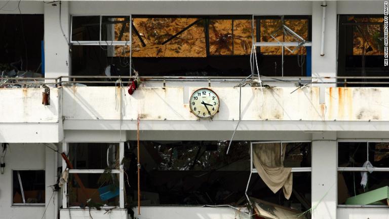 津波が到達した午後３時２５分で止まった小学校の時計。宮城県石巻市/The Asahi Shimbun/Getty Images