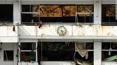 津波が到達した午後３時２５分で止まった小学校の時計。宮城県石巻市