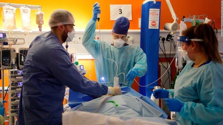 新型コロナの患者に処置を施す医療従事者ら＝１月２７日、英ロンドンにあるキングスカレッジ病院/Kirsty Wigglesworth/Pool/AFP/Getty Images