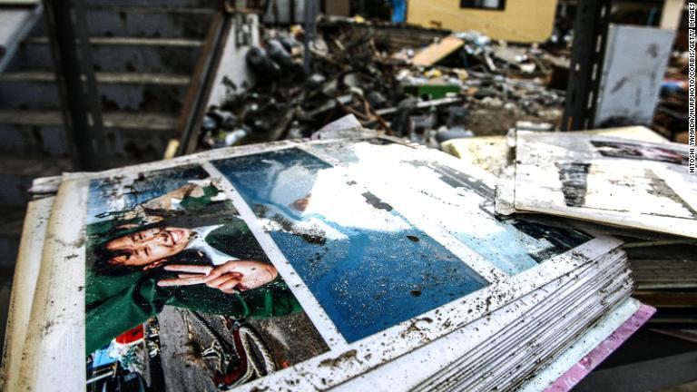 家族のアルバムは亡くなった人たちの大事な形見となった/Hitoshi Yamada/NurPhoto/Corbis/Getty Images