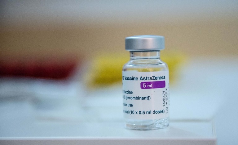 アストラゼネカが自社のワクチンと血栓の関係を示す証拠は得られなかったと発表/Martin Bureau/AFP/Getty Images