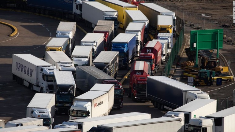 ドーバー港に集まったトラック。離脱に伴う手続きなどの影響で、英国から欧州向けの輸出入が減少した/Dan Kitwood/Getty Images