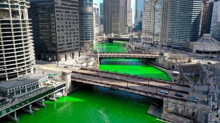 「聖パトリックの祝日」を祝って緑に染まったシカゴ川/Scott Olson/Getty Images