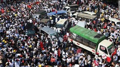 抗議デモ参加者が集う＝２月２２日